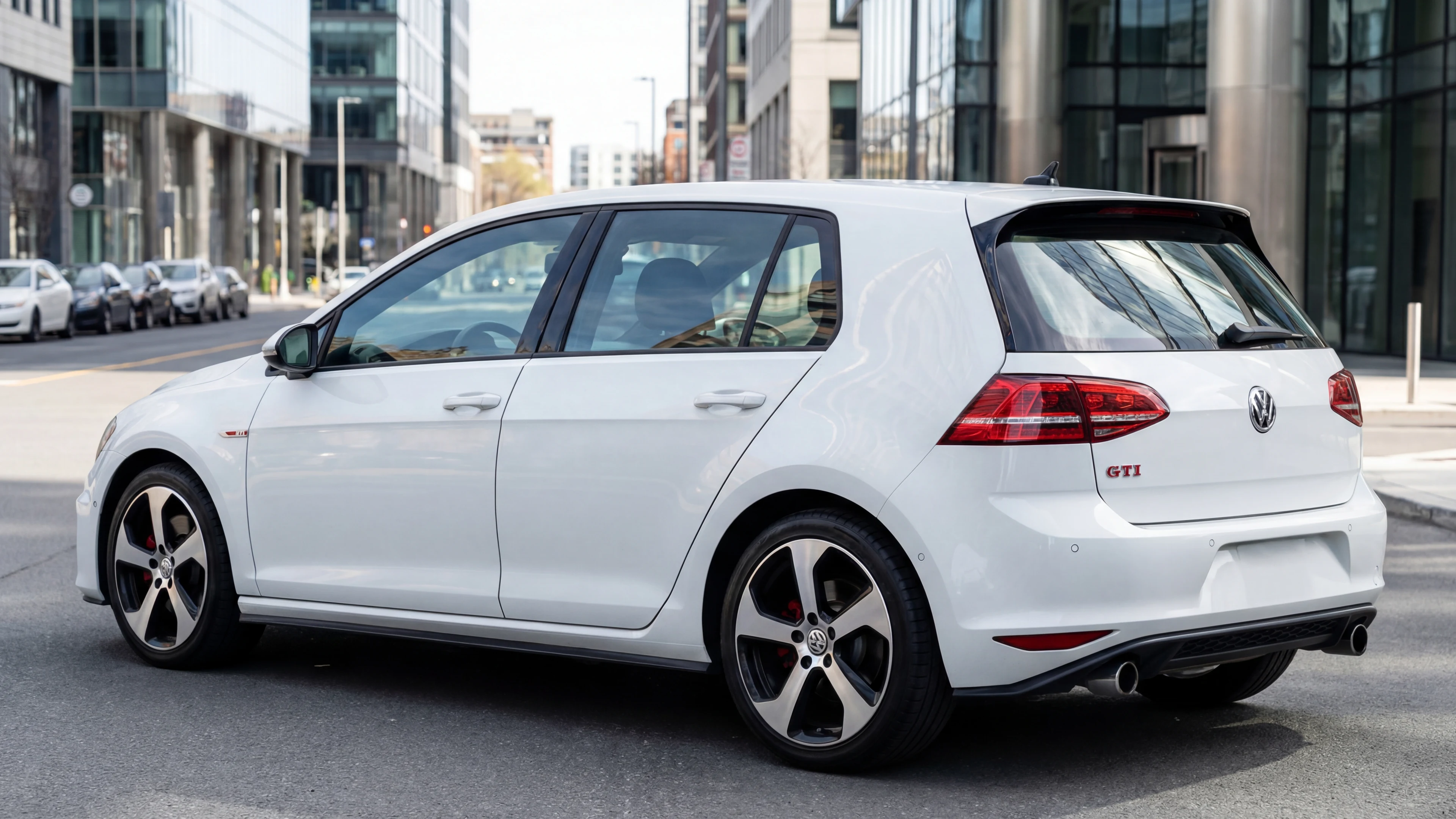 VW Golf GTI vor der Folierungs-Simulation in Heck-Seitenansicht