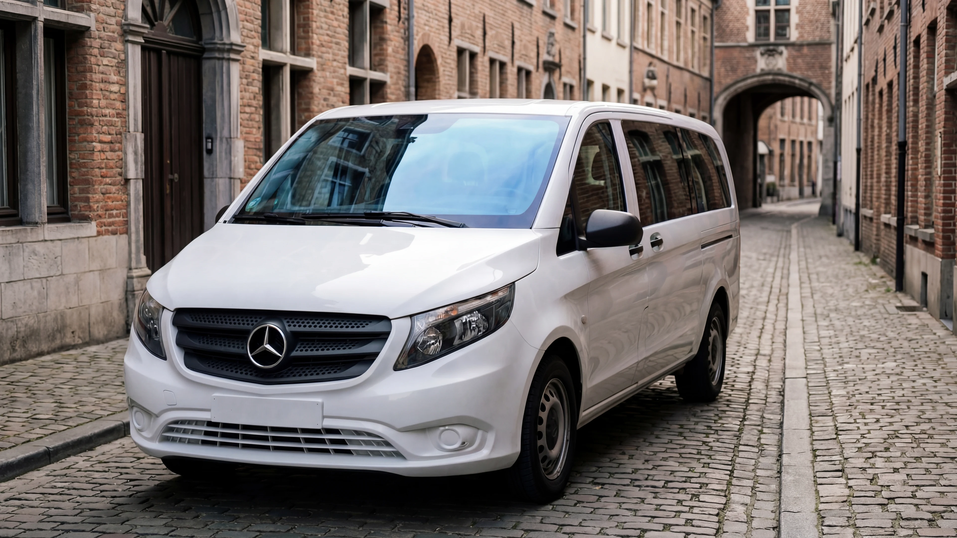 Demo-Fahrzeug mit FFM BLUE auf der Windschutzscheibe