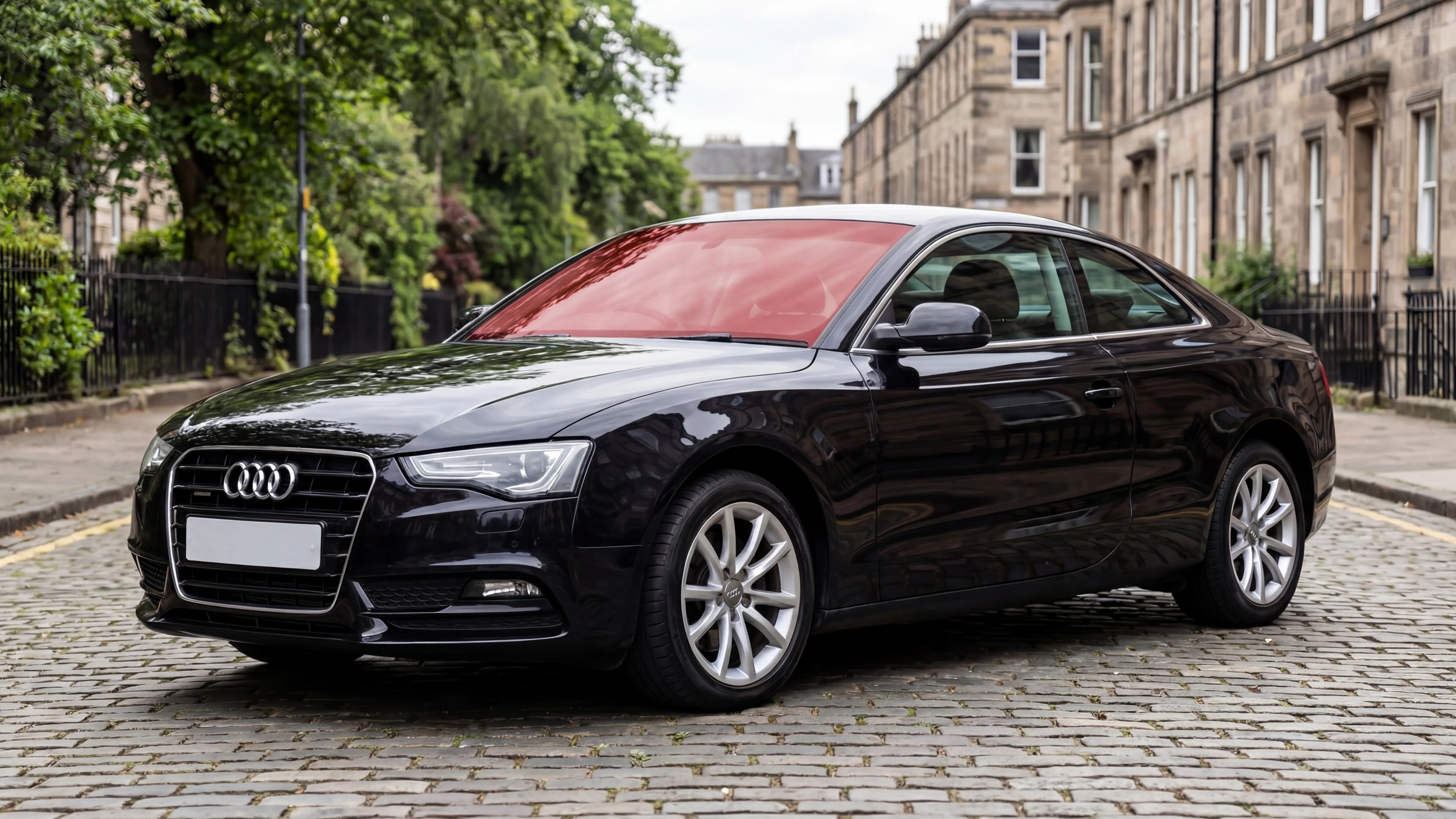 Zweites Demo-Fahrzeug mit FFM RED auf der Windschutzscheibe